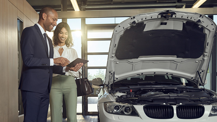 Έλεγχος και συντήρηση Πελάτης BMW Service και τεχνικός του BMW Service συζητούν για τον έλεγχο και τη συντήρηση