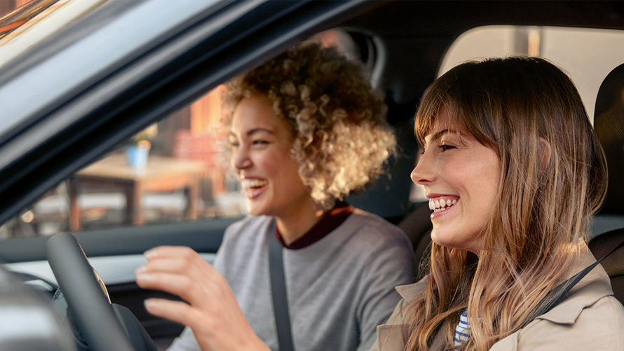 Οδηγική απόλαυση BMW με το BMW Service Δύο χαρούμενες γυναίκες σε BMW