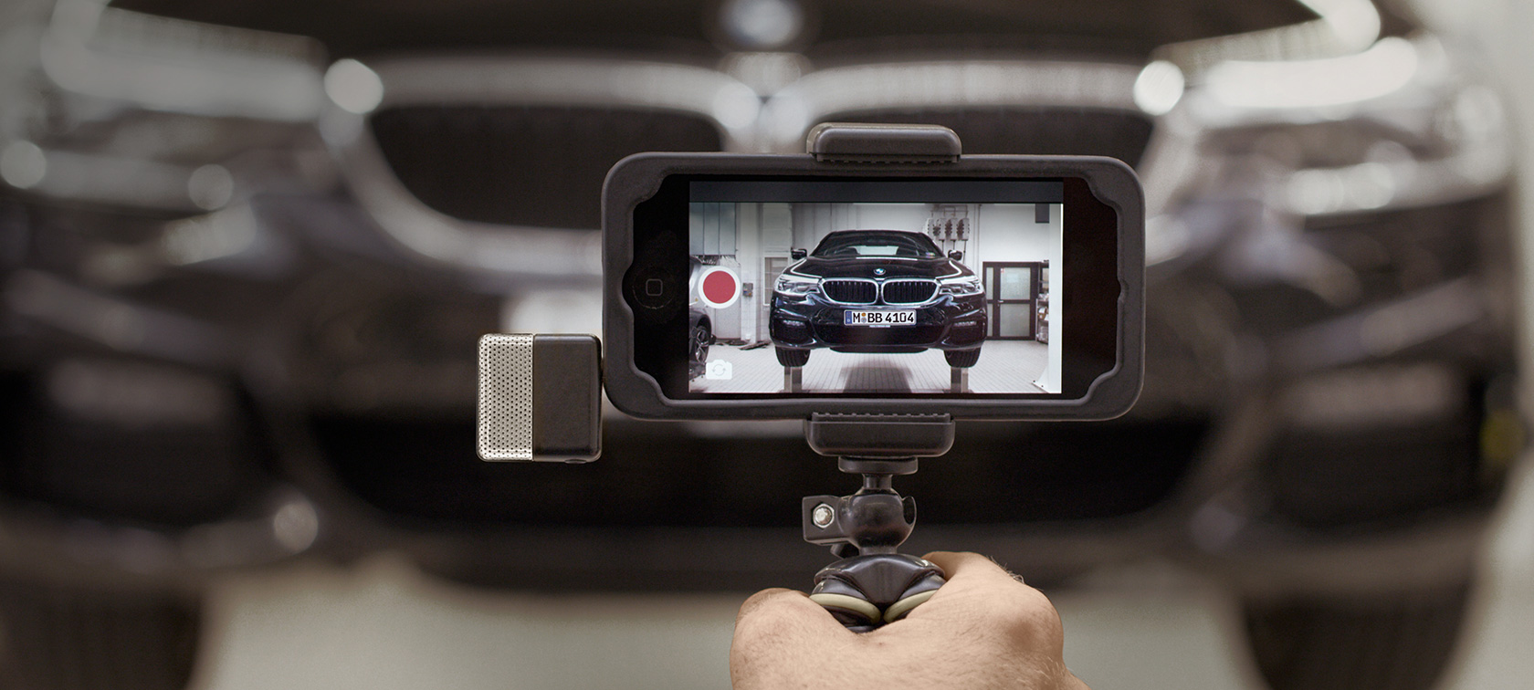 BMW Smart video communication σε smartphone BMW Smart video communication καταγράφεται από smartphone μπροστά από αυτοκίνητο BMW