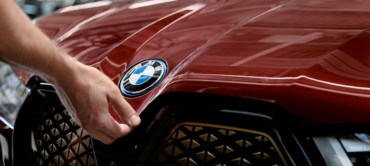BMW Έλεγχοι και συντήρηση αυτοκινήτου BMW Έλεγχοι και συντήρηση αυτοκινήτου, χέρι σε καπό μιας BMW