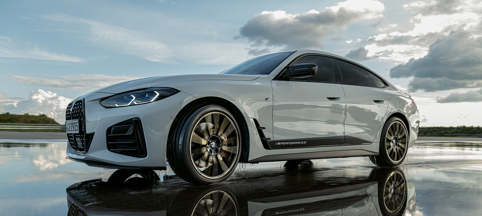 Ανάκλαση της BMW M440i σε βρεγμένο οδόστρωμα. Ανάκλαση της BMW M440i σε βρεγμένο οδόστρωμα.