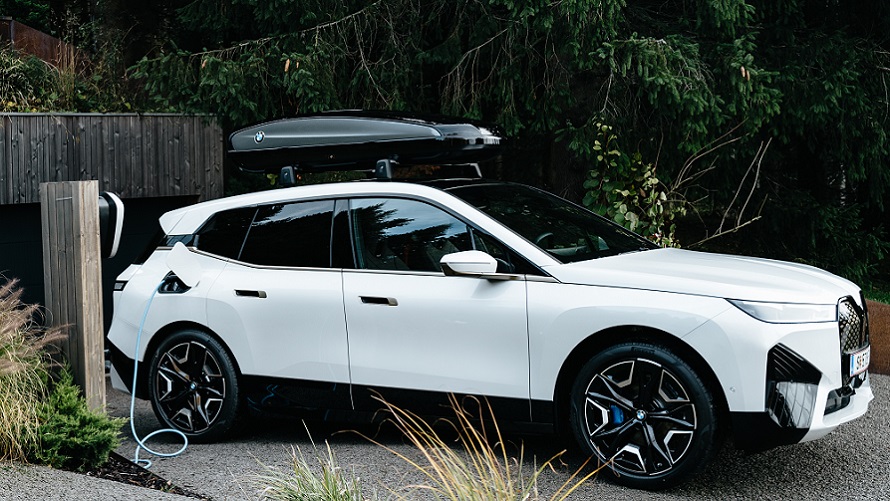 Bmw iX που φορτίζει σε ένα wallbox Bmw iX που φορτίζει σε ένα wallbox