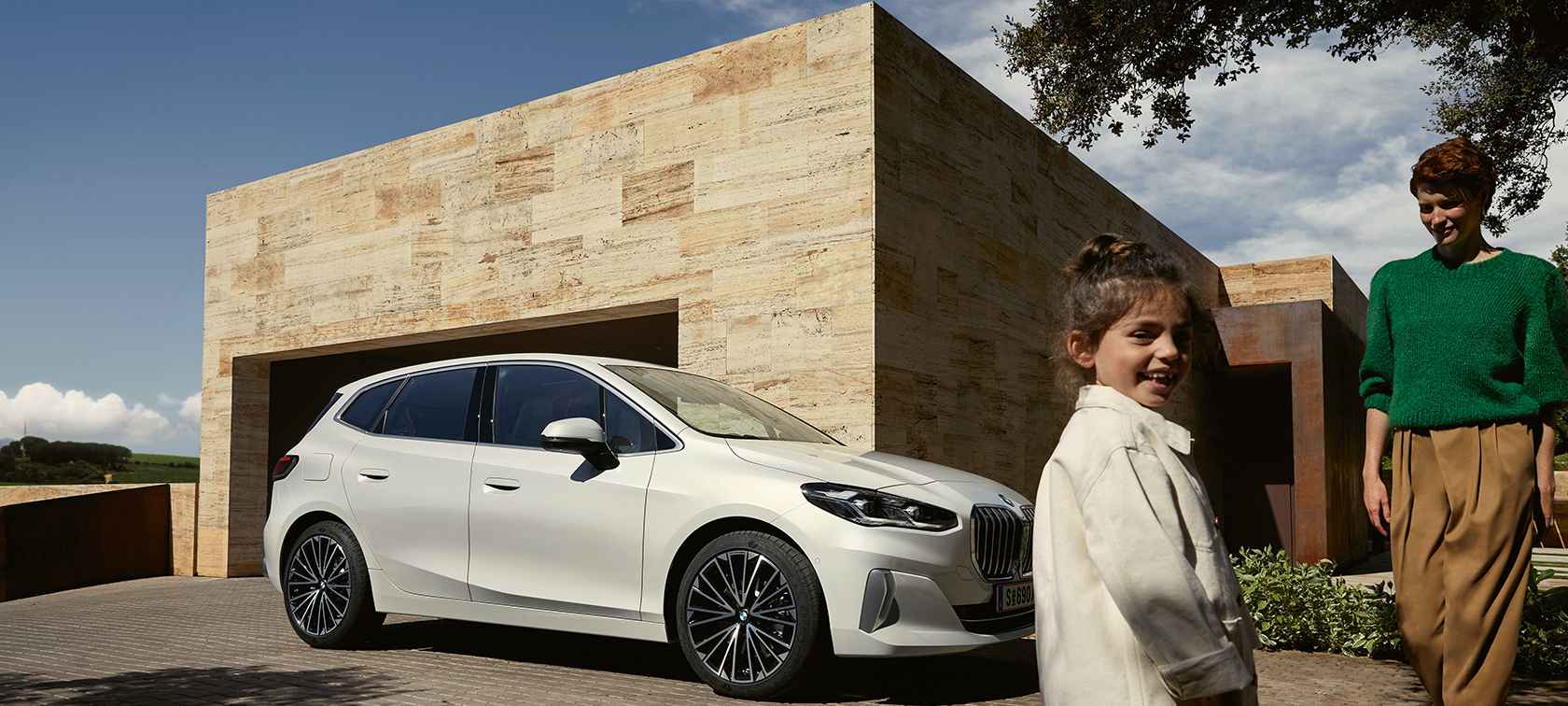 BMW Σειρά 2 Active Tourer 230e, plug-in υβριδική, U06, 2021, μπροστινή λήψη τριών τετάρτων BMW Σειρά 2 Active Tourer 230e, plug-in υβριδική, U06, 2021, M μπλε Portimao μεταλλικό, μπροστινή λήψη τριών τετάρτων σε σταθμό φόρτισης