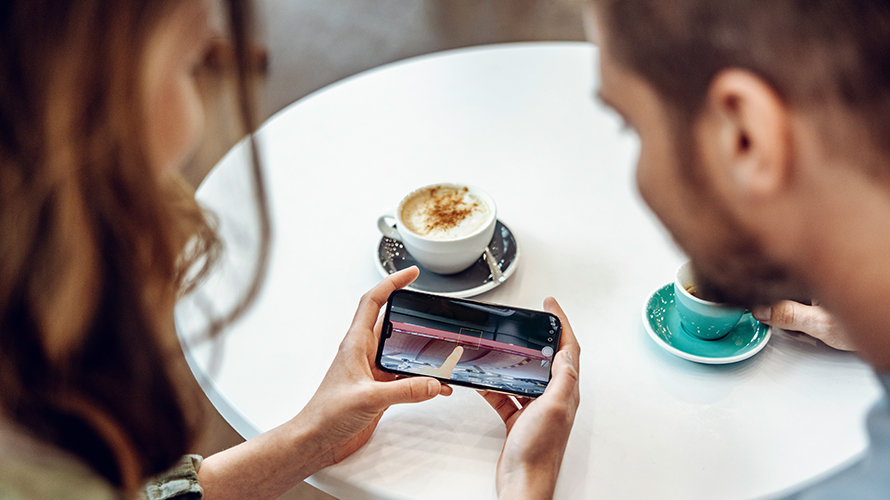Κοντινή λήψη σε smartphone με video από το συνεργείο. Στοιχείο του Smart Video Communication. Κοντινή λήψη σε smartphone με video από το συνεργείο. Στοιχείο του Smart Video Communication.