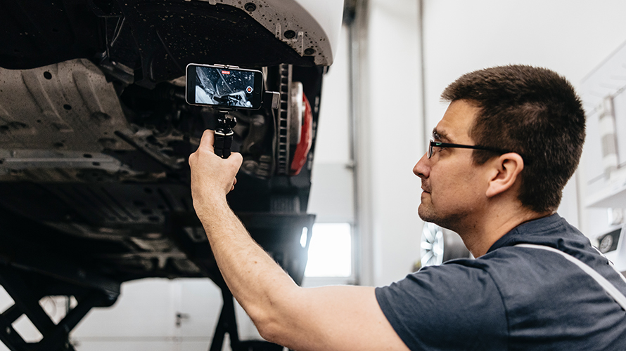 Τεχνικός BMW μαγνητοσκοπεί τα φρένα μίας BMW. Τεχνικός BMW μαγνητοσκοπεί τα φρένα μίας BMW.
