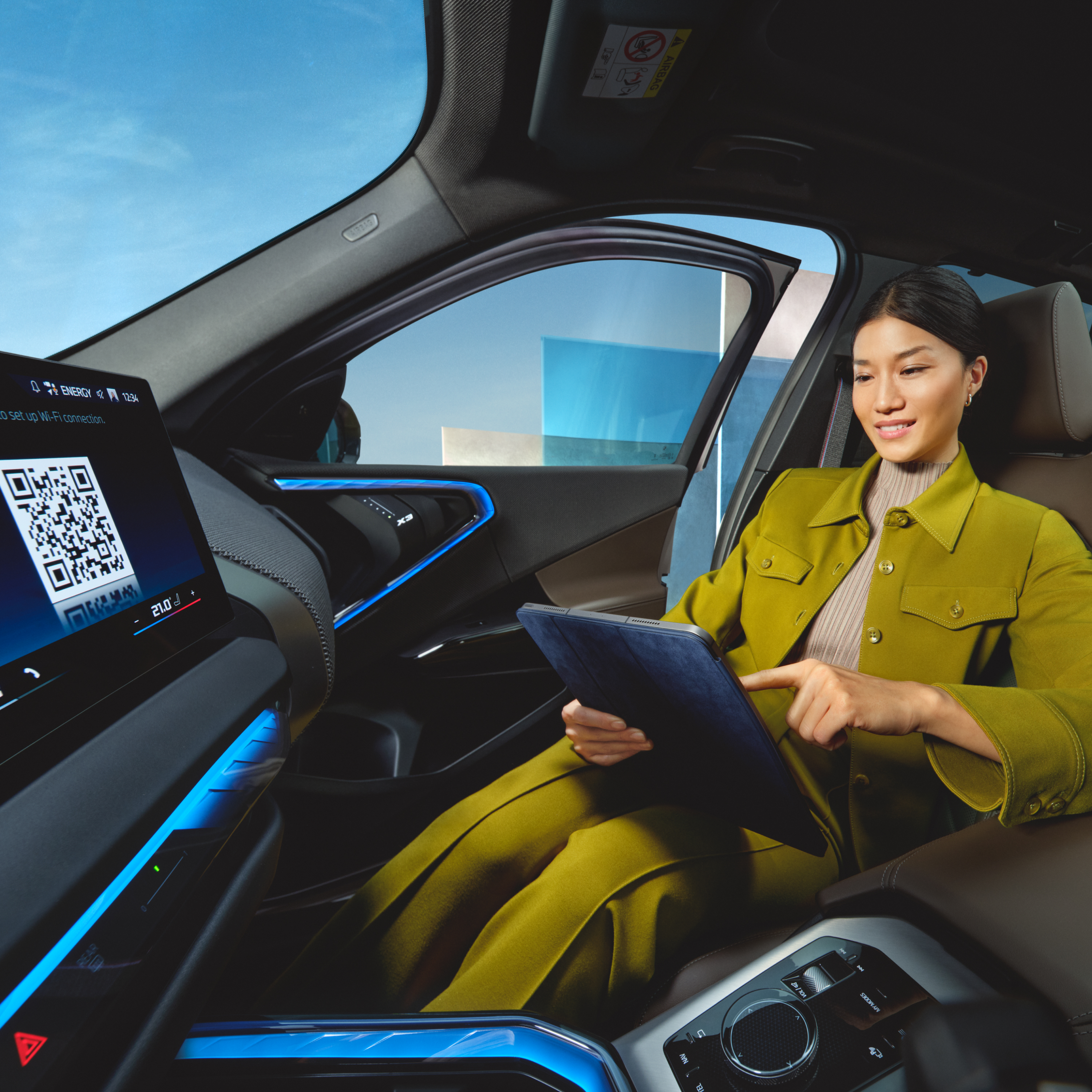 Άτομο χρησιμοποιεί tablet στην BMW