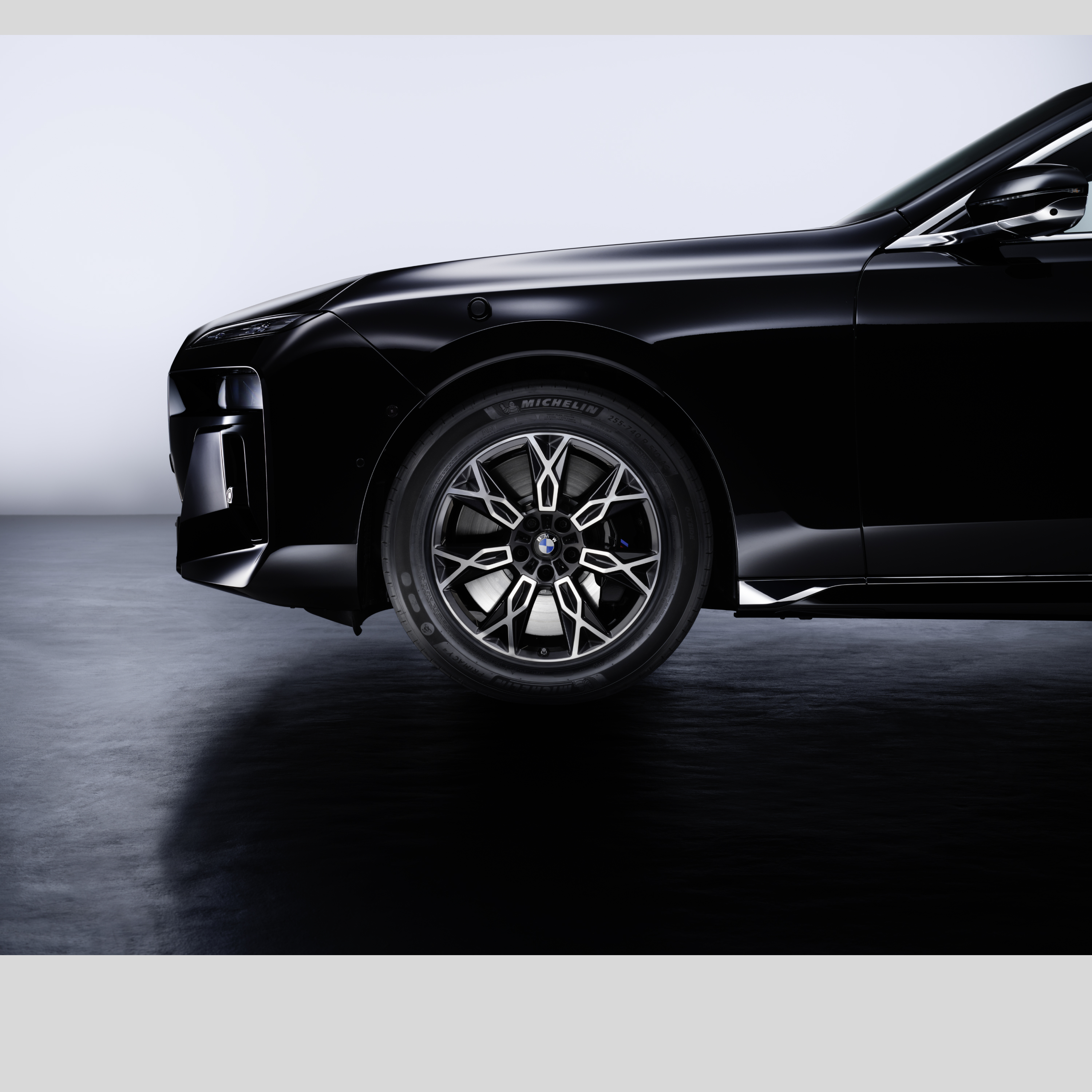 Μπροστινός τροχός BMW με κοντινή λήψη του ελαστικού