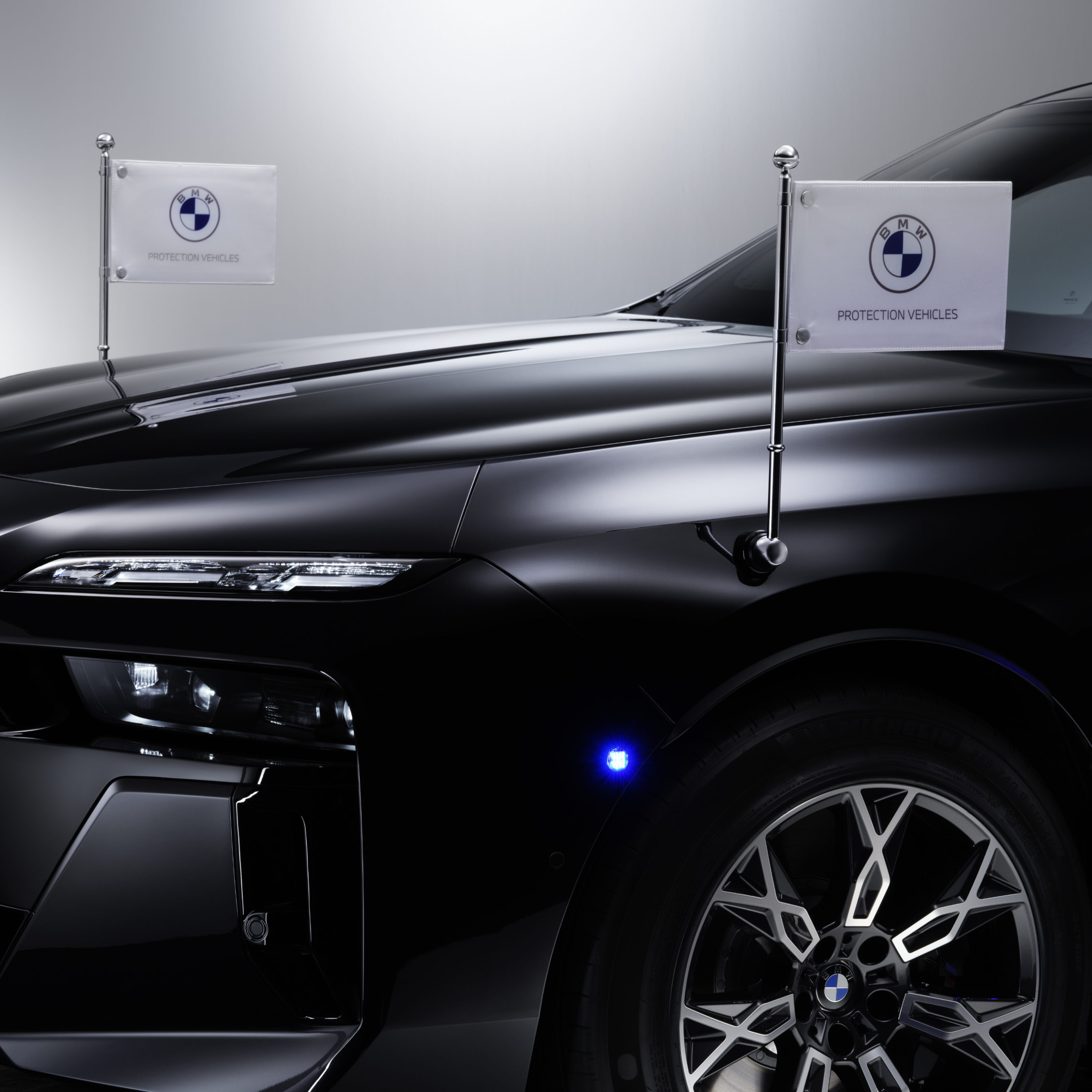 BMW με κοντινή λήψη των δύο βάσεων στήριξης για σημαία στο μπροστινό μέρος