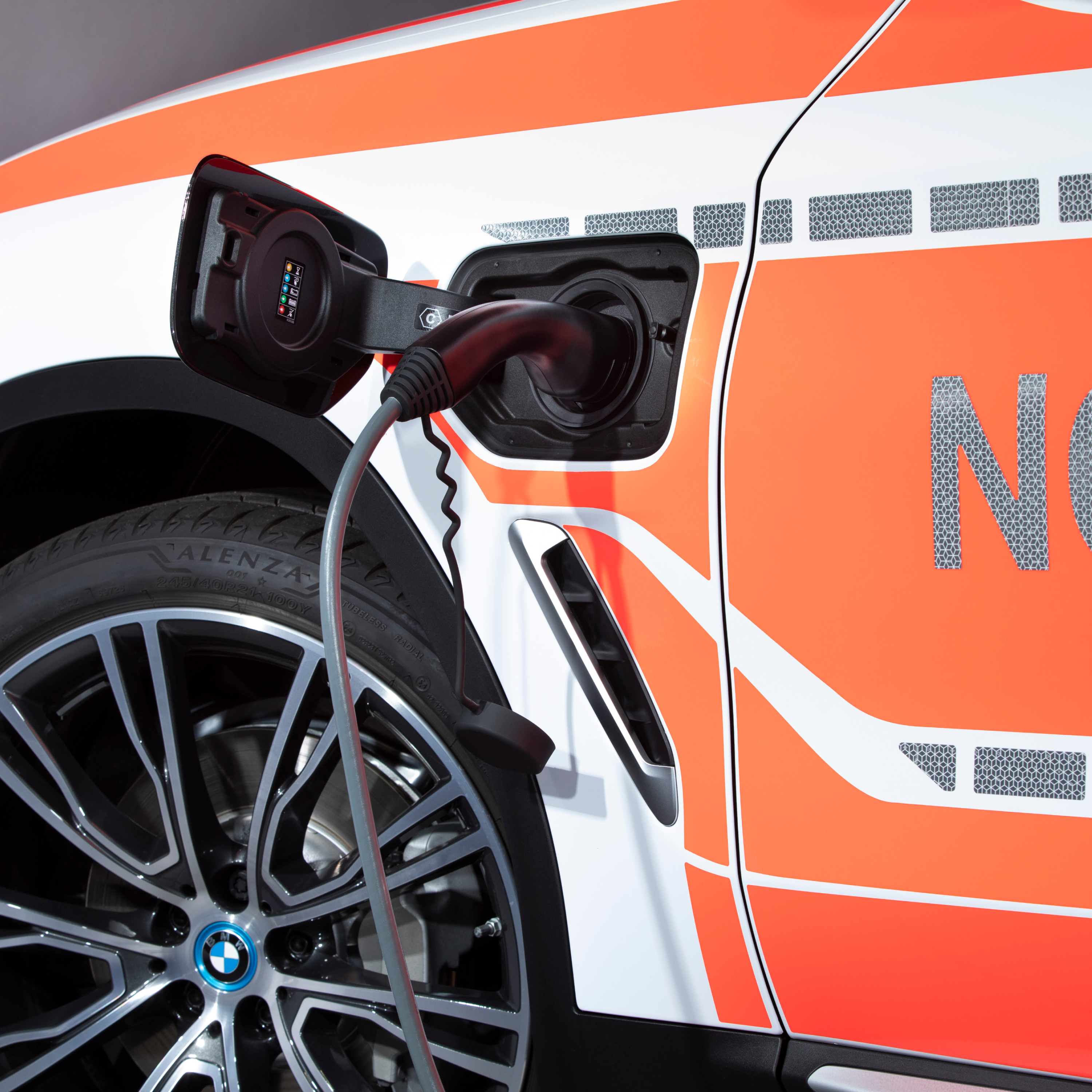BMW Αυτοκίνητο Κρατικών Αρχών με τεχνολογία Plug-in Hybrid φορτίζει, κοντινή λήψη στο καλώδιο φόρτισης