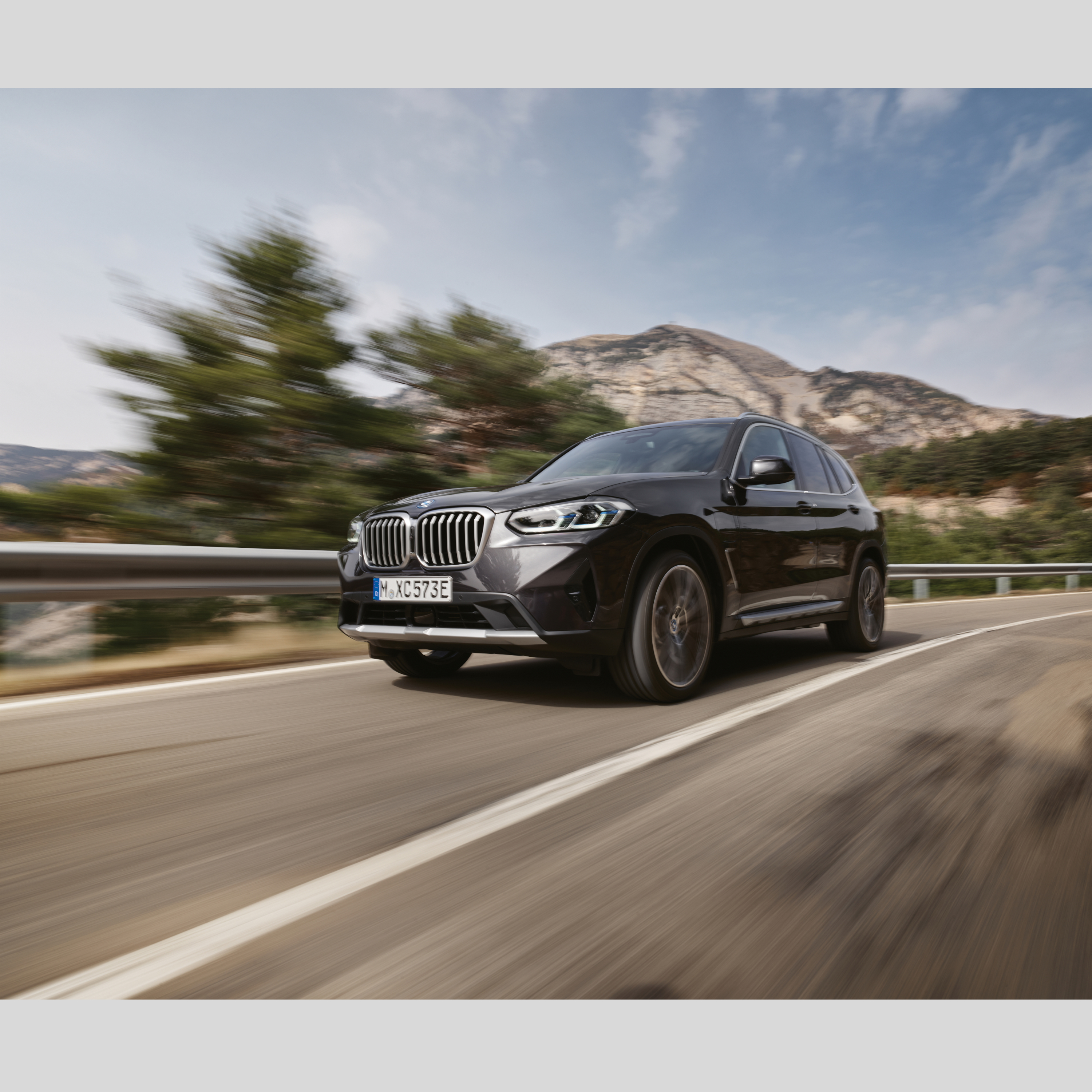 BMW αυτοκίνητο Έκτακτης Ανάγκης κινείται σε δρόμο
