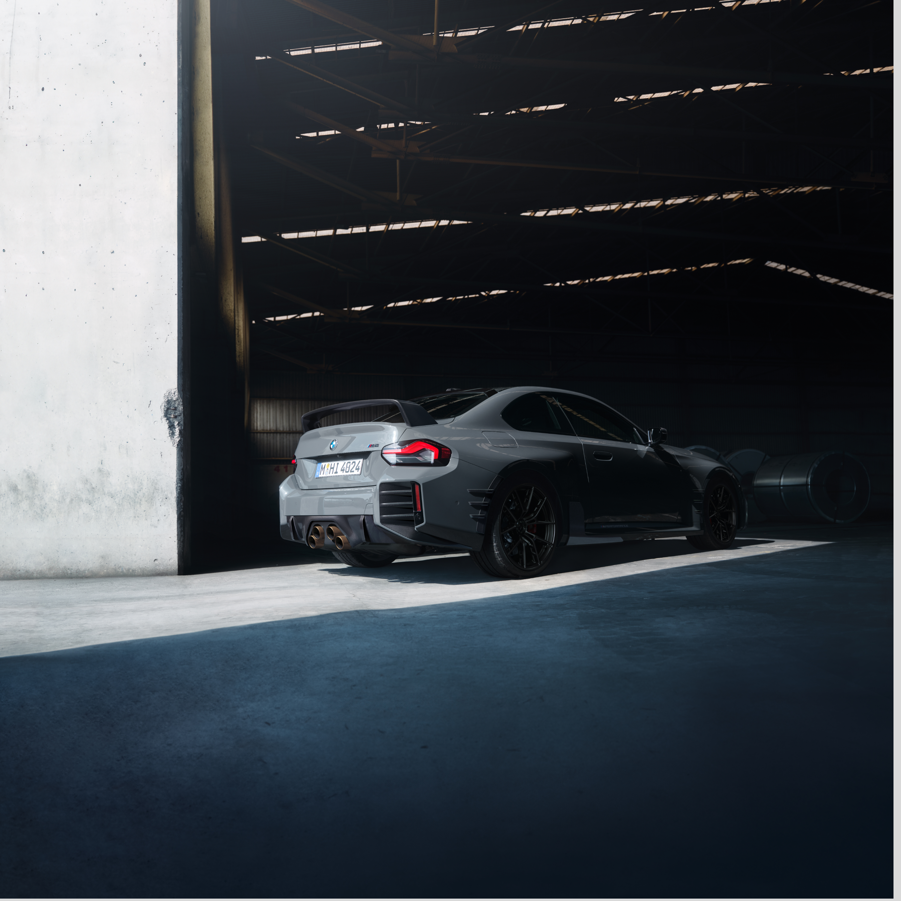 Μια BMW βρίσκεται στην πύλη μιας μεγάλης αίθουσας
