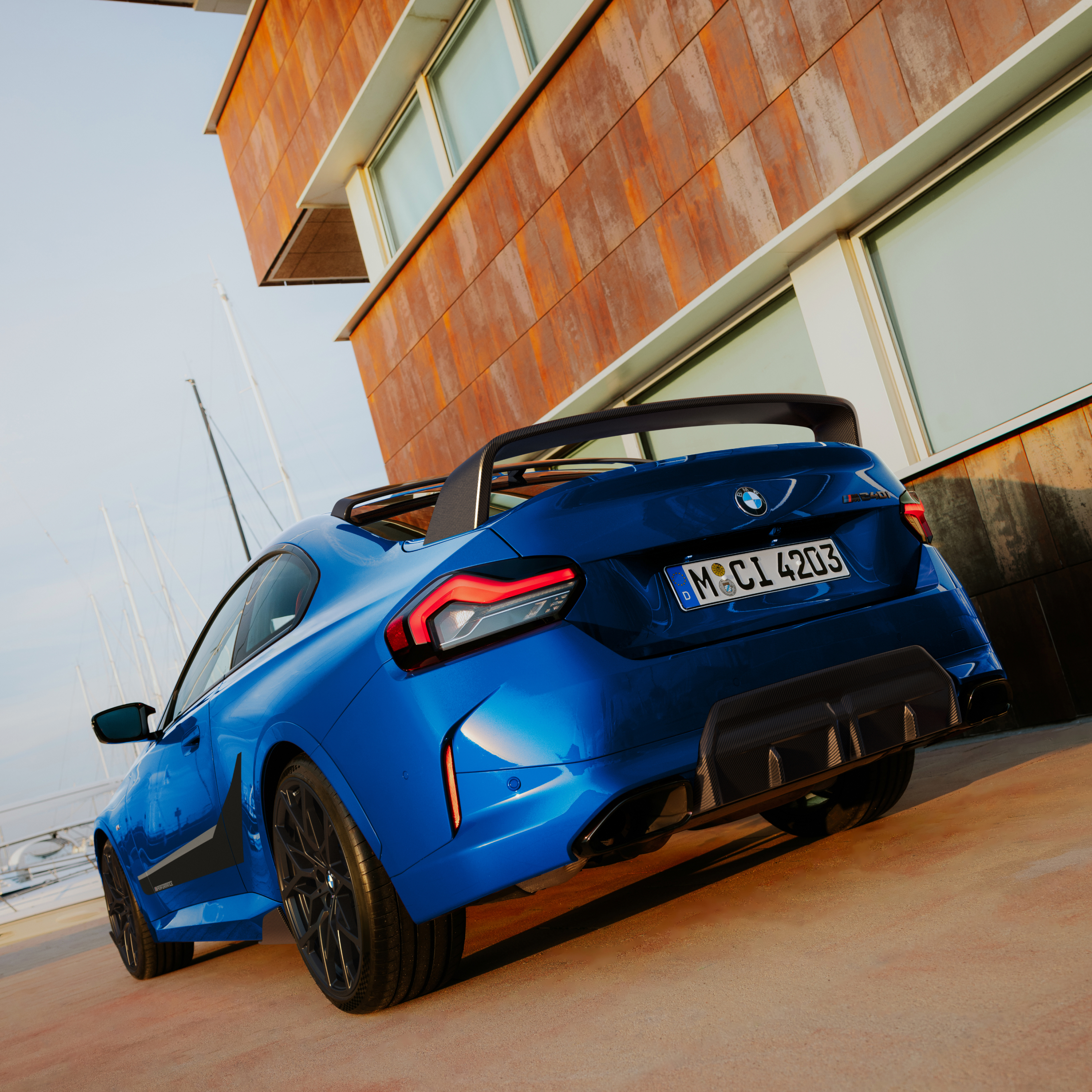 Μια BMW με M Performance πίσω αεροτομή είναι σταθμευμένη μπροστά από ένα σπίτι