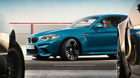 BMW Financial Services, άντρας σε BMW, στον δρόμο BMW Financial Services, άντρας σε BMW, στον δρόμο