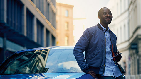 BMW Financial Services, άντρας στηρίζεται επάνω σε μία BMW BMW Financial Services, άντρας στηρίζεται επάνω σε μία BMW