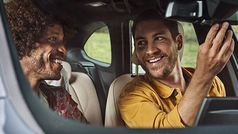 BMW Financial Services, γελαστός άντρας κάθεται σε μία BMW BMW Financial Services, γελαστός άντρας κάθεται σε μία BMW