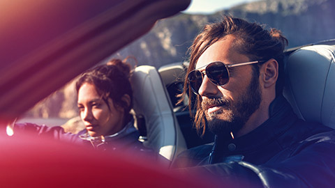 BMW Financial Services, άντρας και γυναίκα σε μία BMW, μπροστά σε ορεινό τοπίο BMW Financial Services, άντρας και γυναίκα σε μία BMW, μπροστά σε ορεινό τοπίο