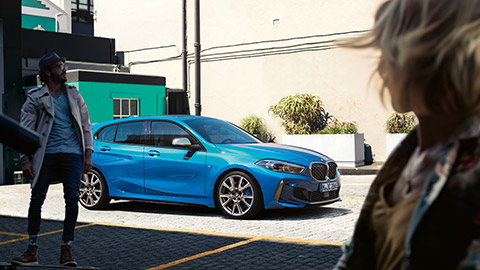 BMW Financial Services, BMW, πλαϊνή λήψη τριών τετάρτων με άντρα σε skateboard BMW Financial Services, BMW, πλαϊνή λήψη τριών τετάρτων με άντρα σε skateboard